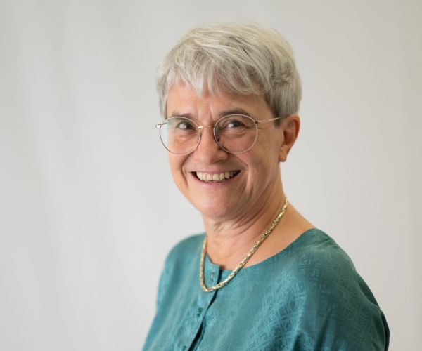 Prof. Dr. med. Barbara Wild freundlich lachend